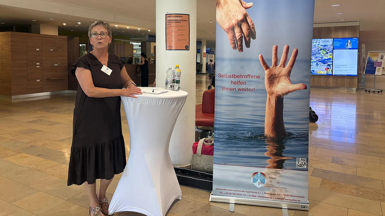 Landesleiterin Gabriele Berg bei der Begrüßung im Foyer