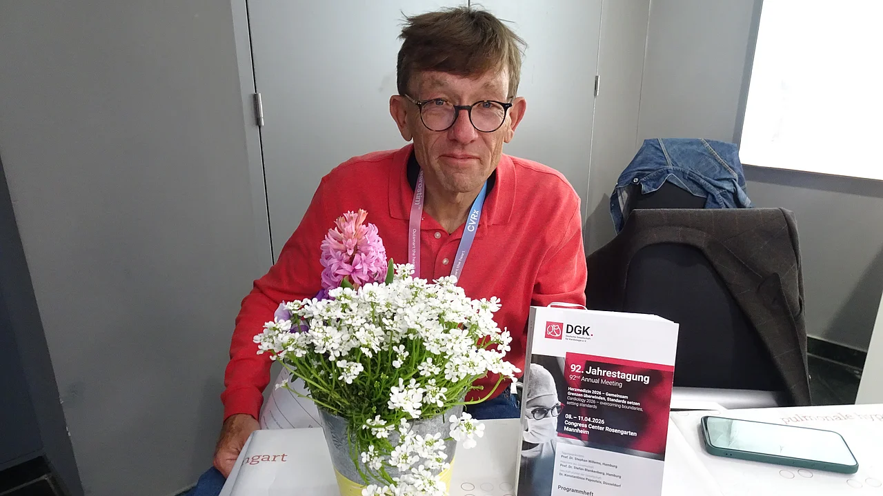 Peter Bönning präsentiert den 600-seitenigen Programmwälzer  
