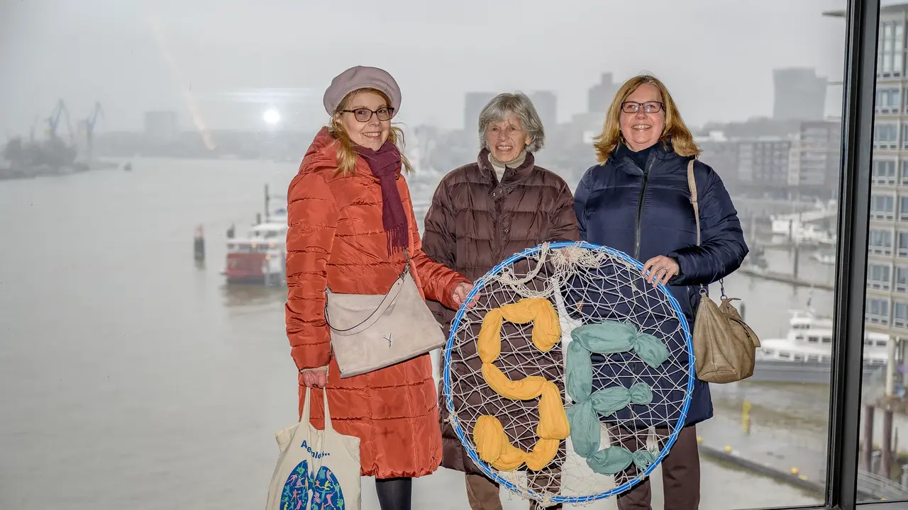 Drei Frauen am Hamburger Hafen
