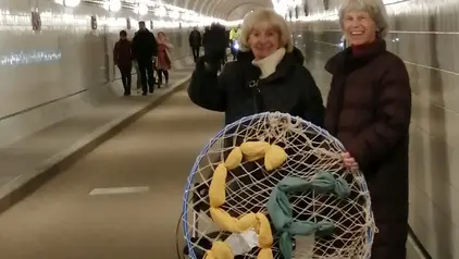 Ingeborg Schmalfedt und Gisela Theilmann mit dem Hula-Reifen im Elbtunnel.