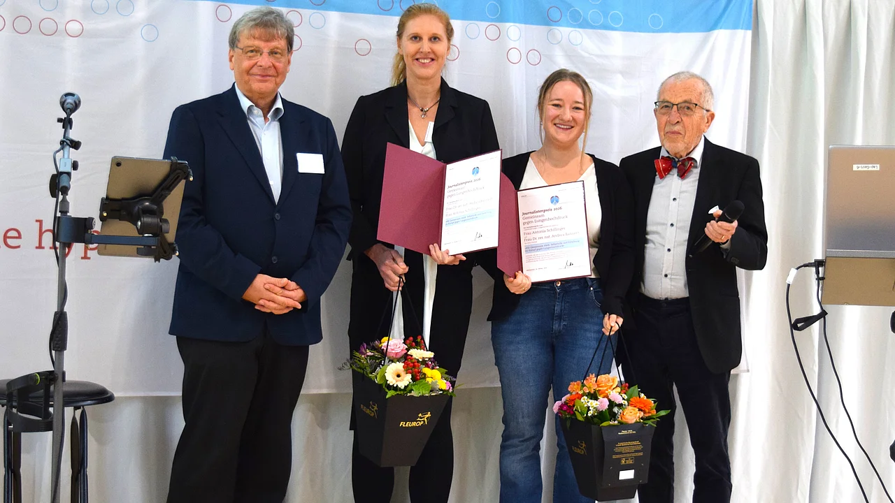 Prof. Dr. Grünig (links) mit den Preisträgerinnen Frau Dr. rer. nat. Andrea Bannert (2.v.l.) und Antonia Schillinger (2.v.r.) sowie Herrn Hans-Dieter Kulla (1. Vorsitzender ph e.v.)