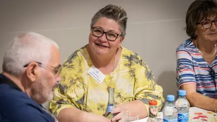 Patiententreffen Homburg Juni 2023 Landesleiterin Frau Gillenberg sitzend am Tisch.