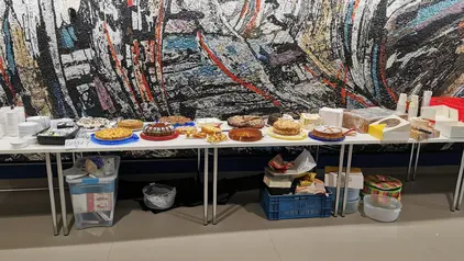 Ein Tisch mit vielen unterschiedlichen Kuchen.
