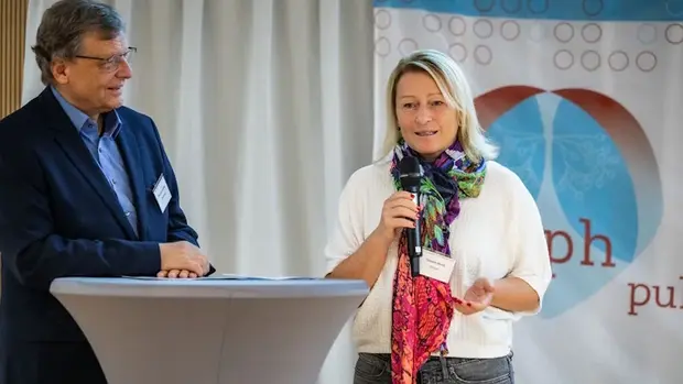 Prof. Dr. Ekkehard Grünig von der Thoraxklinik Heidelberg und Daniela Moritz, Patientin