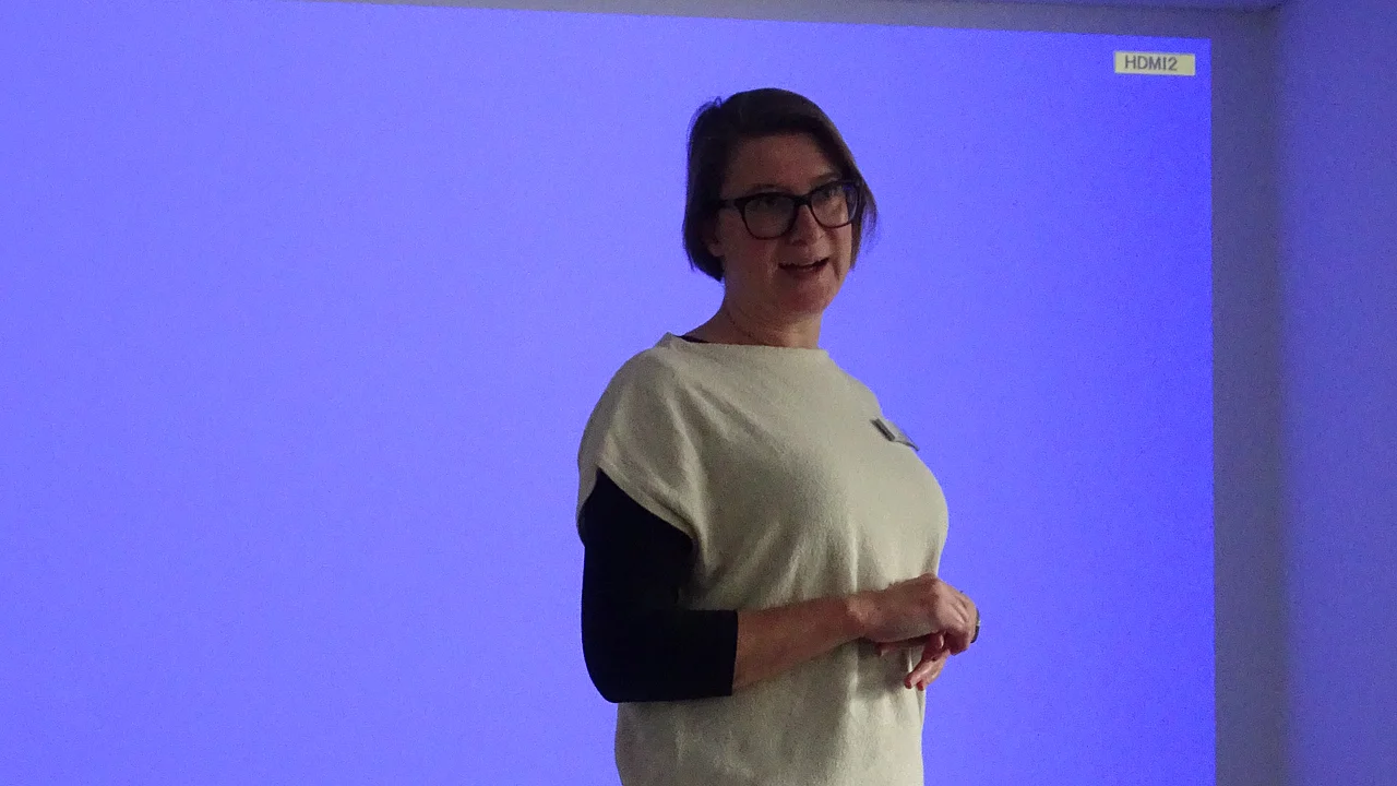 Mareike Menzel erklärt den Weg zur REHA