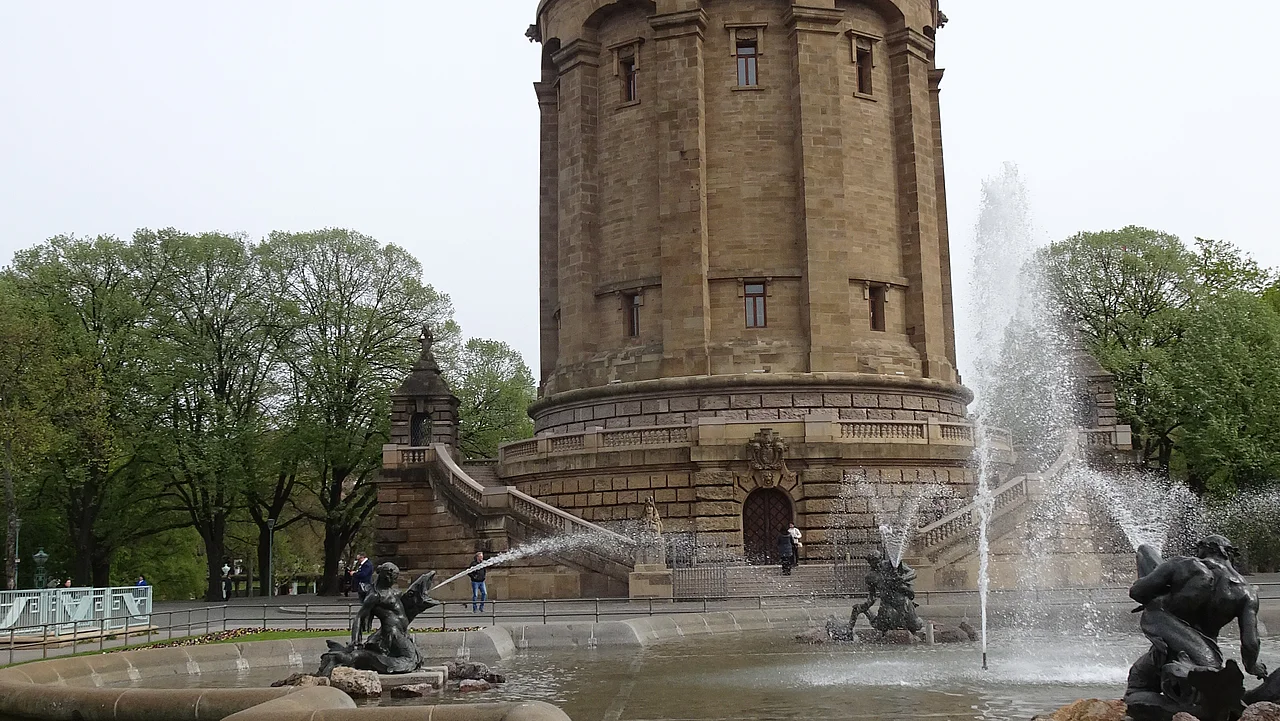 Das Wahrzeichen Mannheims. Der Wasserturm mit seinen Wasserspielen