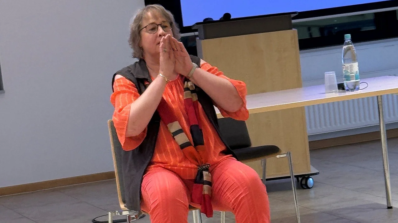Dagmar Schmitz stellt verschiedene Atemübungen vor