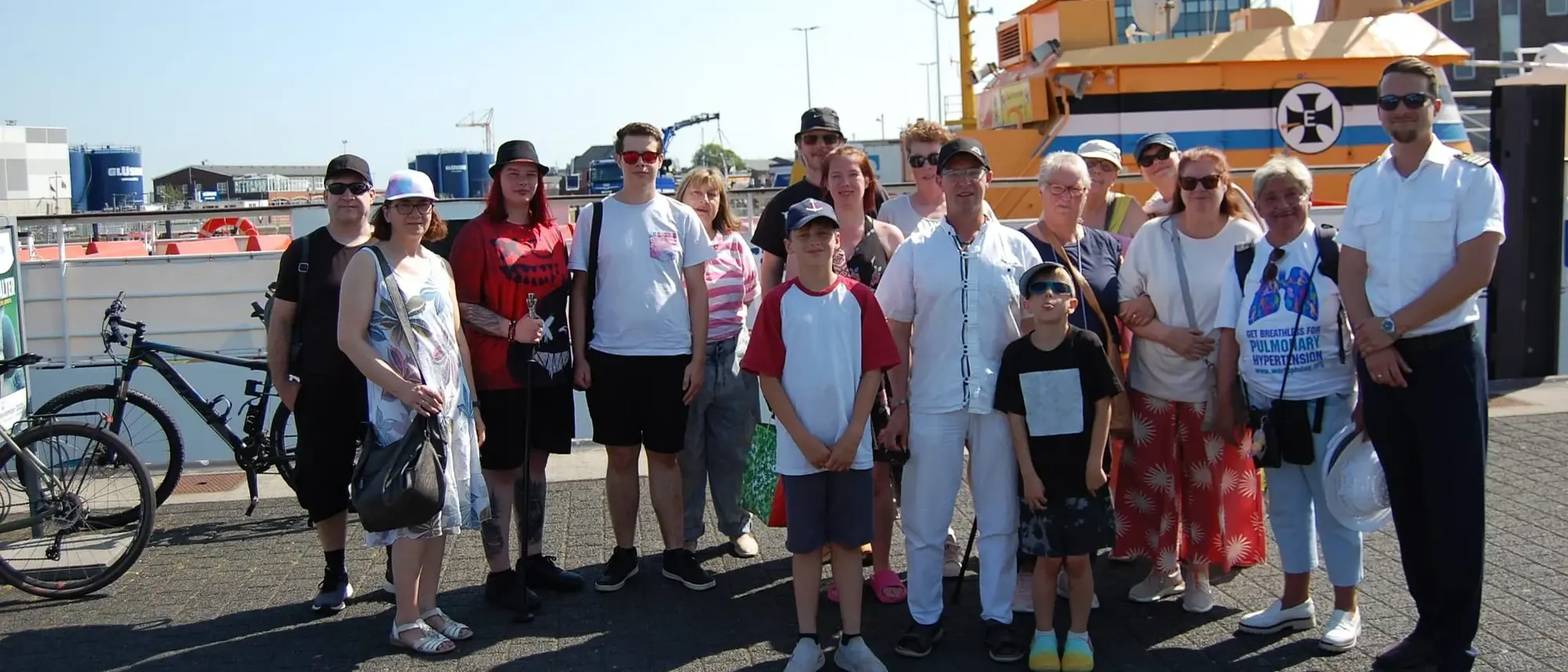 Gruppenbild vor dem Schiff in Cuxhaven