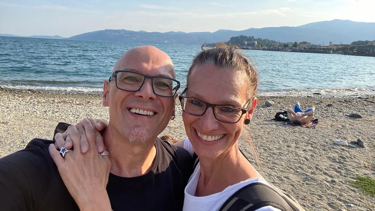 Markus Breig kann wieder reisen und genießen: Das Foto zeigt ihn mit seiner Frau Barbara am Lago Maggiore