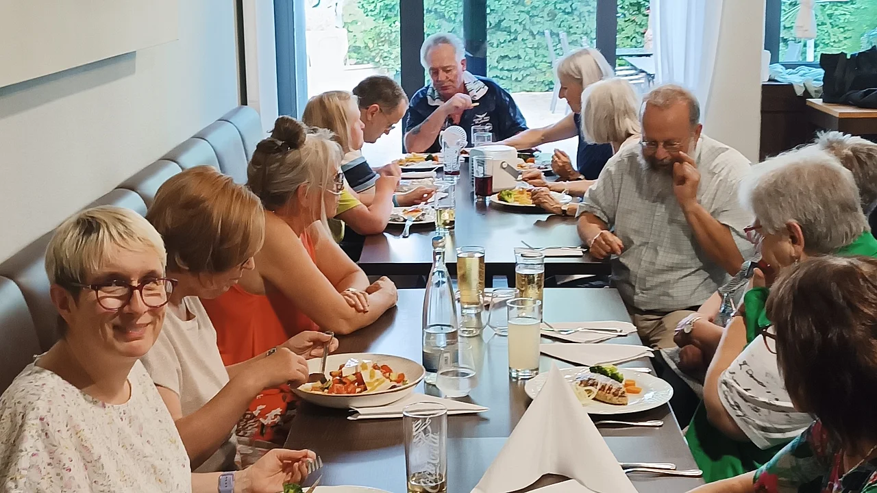 Die Runde beim Essen