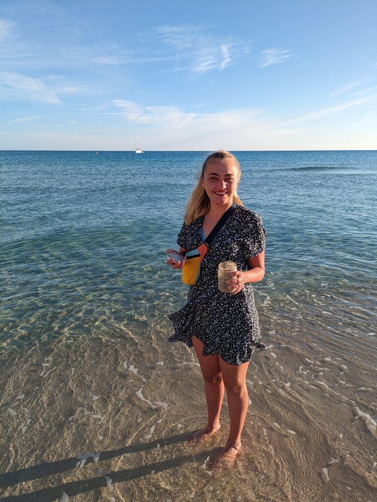 Lara am Strand auf Mallorca